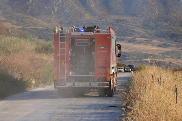 IPA87478208 - In the photo, a massive fire has engulfed the Mirto Partinico area; forest rangers, firefighters, and two helicopters are on the scene.  Copyright: xAlbertoxLoxBiancox xAlbertoxLoxBiancox 87478208