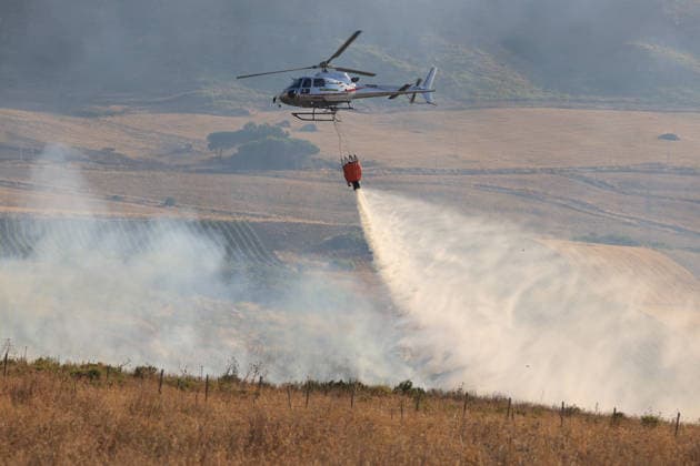 IPA87478210 - In the photo, a massive fire has engulfed the Mirto Partinico area; forest rangers, firefighters, and two helicopters are on the scene.  Copyright: xAlbertoxLoxBiancox xAlbertoxLoxBiancox 87478210