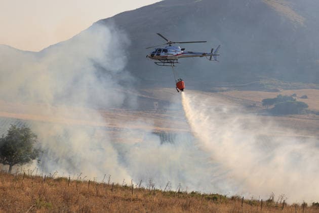 IPA87478213 - In the photo, a massive fire has engulfed the Mirto Partinico area; forest rangers, firefighters, and two helicopters are on the scene.  Copyright: xAlbertoxLoxBiancox xAlbertoxLoxBiancox 87478213