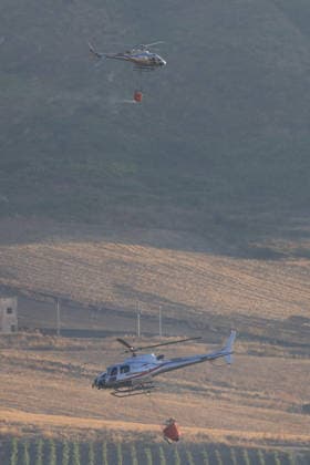 IPA87478253 - In the photo, a massive fire has engulfed the Mirto Partinico area; forest rangers, firefighters, and two helicopters are on the scene.  Copyright: xAlbertoxLoxBiancox xAlbertoxLoxBiancox 87478253