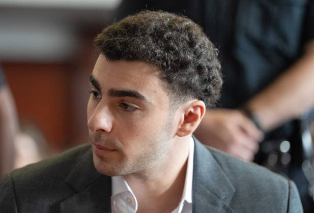 US-NEWS-NYC-CEO-MURDER-TRIAL-FILEPIC-NY Luigi Mangione talks to one of his lawyers in Manhattan Supreme Court on Tuesday, Aug. 11, 2026, in Manhattan, New York. (Barry Williams New York Daily News Pool TNS) Manhattan New York United States EDITORIAL USE ONLY Copyright: xx 182045308W BarryxWilliamsx krtphotoslive966013