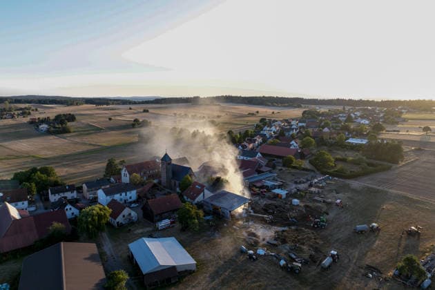 Landwirtschaftliche Halle in Vollbrand Person schwer brandverletzt Rettungshubschrauber im Einsatz THW muss Wände abtragen Am 14.08.2026 brennt eine landwirtschaftliche Halle in Michelstadt Würzberg in Vollbrand, in der Strohballen, ein Hänger und ein Traktor gelagert waren. Die Feuerwehr ist mit einem Großeinsatz vor Ort, eine Person wurde schwer brandverletzt und mit dem Rettungshubschrauber abtransportiert. Die einsturzgefährdete Halle wird vom THW teilweise abgetragen, um an die brennenden Strohballen zu gelangen. Die Löscharbeiten dauern bei großer Hitze an und sollen voraussichtlich die ganze Nacht andauern. Die Integrierte Leitstelle Odenwaldkreis warnte die Bevölkerung über die App Katwarn vor dem Großbrand. Mi