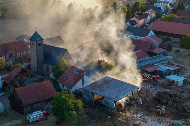 Landwirtschaftliche Halle in Vollbrand Person schwer brandverletzt Rettungshubschrauber im Einsatz THW muss Wände abtragen Am 14.08.2026 brennt eine landwirtschaftliche Halle in Michelstadt Würzberg in Vollbrand, in der Strohballen, ein Hänger und ein Traktor gelagert waren. Die Feuerwehr ist mit einem Großeinsatz vor Ort, eine Person wurde schwer brandverletzt und mit dem Rettungshubschrauber abtransportiert. Die einsturzgefährdete Halle wird vom THW teilweise abgetragen, um an die brennenden Strohballen zu gelangen. Die Löscharbeiten dauern bei großer Hitze an und sollen voraussichtlich die ganze Nacht andauern. Die Integrierte Leitstelle Odenwaldkreis warnte die Bevölkerung über die App Katwarn vor dem Großbrand. Mi