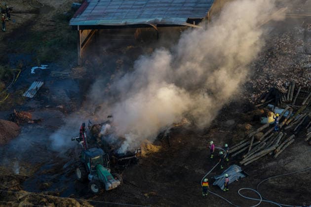 Landwirtschaftliche Halle in Vollbrand Person schwer brandverletzt Rettungshubschrauber im Einsatz THW muss Wände abtragen Am 14.08.2026 brennt eine landwirtschaftliche Halle in Michelstadt Würzberg in Vollbrand, in der Strohballen, ein Hänger und ein Traktor gelagert waren. Die Feuerwehr ist mit einem Großeinsatz vor Ort, eine Person wurde schwer brandverletzt und mit dem Rettungshubschrauber abtransportiert. Die einsturzgefährdete Halle wird vom THW teilweise abgetragen, um an die brennenden Strohballen zu gelangen. Die Löscharbeiten dauern bei großer Hitze an und sollen voraussichtlich die ganze Nacht andauern. Die Integrierte Leitstelle Odenwaldkreis warnte die Bevölkerung über die App Katwarn vor dem Großbrand. Mi