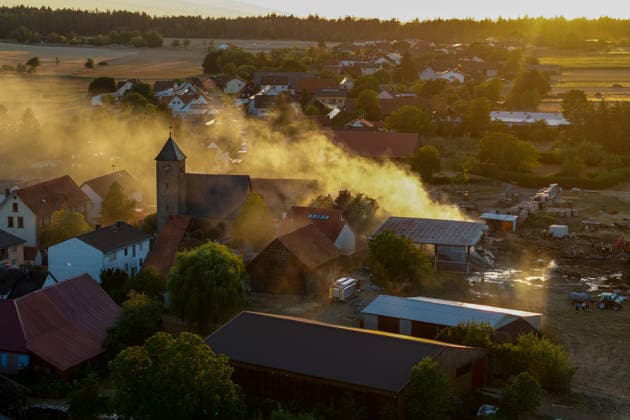 Landwirtschaftliche Halle in Vollbrand Person schwer brandverletzt Rettungshubschrauber im Einsatz THW muss Wände abtragen Am 14.08.2026 brennt eine landwirtschaftliche Halle in Michelstadt Würzberg in Vollbrand, in der Strohballen, ein Hänger und ein Traktor gelagert waren. Die Feuerwehr ist mit einem Großeinsatz vor Ort, eine Person wurde schwer brandverletzt und mit dem Rettungshubschrauber abtransportiert. Die einsturzgefährdete Halle wird vom THW teilweise abgetragen, um an die brennenden Strohballen zu gelangen. Die Löscharbeiten dauern bei großer Hitze an und sollen voraussichtlich die ganze Nacht andauern. Die Integrierte Leitstelle Odenwaldkreis warnte die Bevölkerung über die App Katwarn vor dem Großbrand. Mi