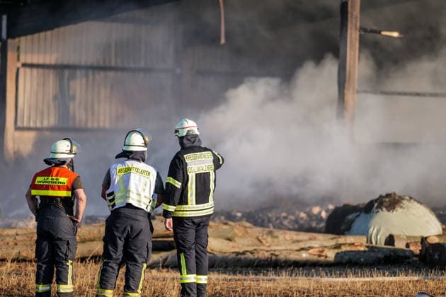 Landwirtschaftliche Halle in Vollbrand Person schwer brandverletzt Rettungshubschrauber im Einsatz THW muss Wände abtragen Am 14.08.2026 brennt eine landwirtschaftliche Halle in Michelstadt Würzberg in Vollbrand, in der Strohballen, ein Hänger und ein Traktor gelagert waren. Die Feuerwehr ist mit einem Großeinsatz vor Ort, eine Person wurde schwer brandverletzt und mit dem Rettungshubschrauber abtransportiert. Die einsturzgefährdete Halle wird vom THW teilweise abgetragen, um an die brennenden Strohballen zu gelangen. Die Löscharbeiten dauern bei großer Hitze an und sollen voraussichtlich die ganze Nacht andauern. Die Integrierte Leitstelle Odenwaldkreis warnte die Bevölkerung über die App Katwarn vor dem Großbrand. Mi