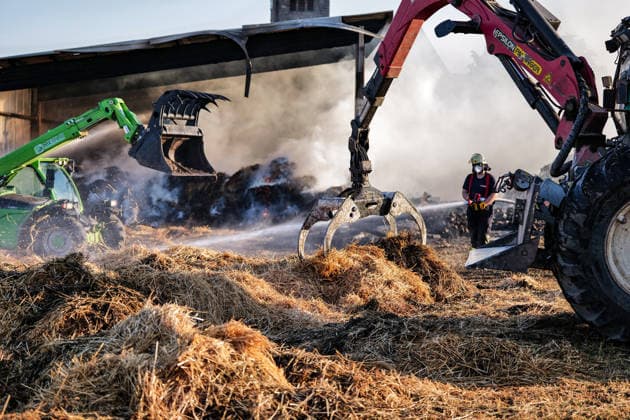 Landwirtschaftliche Halle in Vollbrand Person schwer brandverletzt Rettungshubschrauber im Einsatz THW muss Wände abtragen Am 14.08.2026 brennt eine landwirtschaftliche Halle in Michelstadt Würzberg in Vollbrand, in der Strohballen, ein Hänger und ein Traktor gelagert waren. Die Feuerwehr ist mit einem Großeinsatz vor Ort, eine Person wurde schwer brandverletzt und mit dem Rettungshubschrauber abtransportiert. Die einsturzgefährdete Halle wird vom THW teilweise abgetragen, um an die brennenden Strohballen zu gelangen. Die Löscharbeiten dauern bei großer Hitze an und sollen voraussichtlich die ganze Nacht andauern. Die Integrierte Leitstelle Odenwaldkreis warnte die Bevölkerung über die App Katwarn vor dem Großbrand. Mi