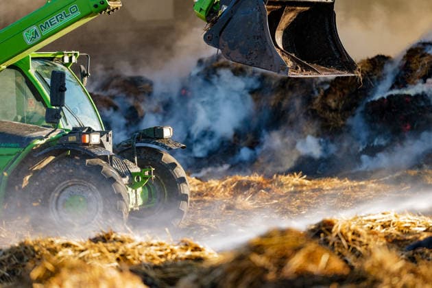 Landwirtschaftliche Halle in Vollbrand Person schwer brandverletzt Rettungshubschrauber im Einsatz THW muss Wände abtragen Am 14.08.2026 brennt eine landwirtschaftliche Halle in Michelstadt Würzberg in Vollbrand, in der Strohballen, ein Hänger und ein Traktor gelagert waren. Die Feuerwehr ist mit einem Großeinsatz vor Ort, eine Person wurde schwer brandverletzt und mit dem Rettungshubschrauber abtransportiert. Die einsturzgefährdete Halle wird vom THW teilweise abgetragen, um an die brennenden Strohballen zu gelangen. Die Löscharbeiten dauern bei großer Hitze an und sollen voraussichtlich die ganze Nacht andauern. Die Integrierte Leitstelle Odenwaldkreis warnte die Bevölkerung über die App Katwarn vor dem Großbrand. Mi