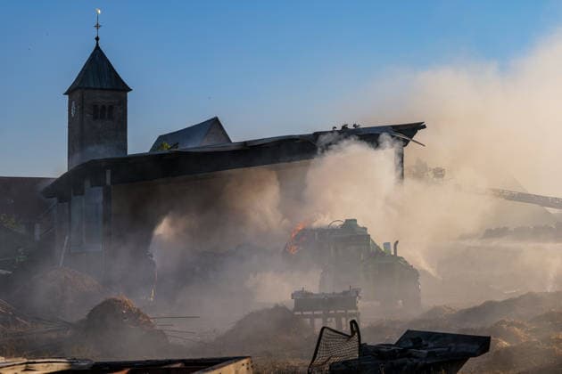 Landwirtschaftliche Halle in Vollbrand Person schwer brandverletzt Rettungshubschrauber im Einsatz THW muss Wände abtragen Am 14.08.2026 brennt eine landwirtschaftliche Halle in Michelstadt Würzberg in Vollbrand, in der Strohballen, ein Hänger und ein Traktor gelagert waren. Die Feuerwehr ist mit einem Großeinsatz vor Ort, eine Person wurde schwer brandverletzt und mit dem Rettungshubschrauber abtransportiert. Die einsturzgefährdete Halle wird vom THW teilweise abgetragen, um an die brennenden Strohballen zu gelangen. Die Löscharbeiten dauern bei großer Hitze an und sollen voraussichtlich die ganze Nacht andauern. Die Integrierte Leitstelle Odenwaldkreis warnte die Bevölkerung über die App Katwarn vor dem Großbrand. Mi