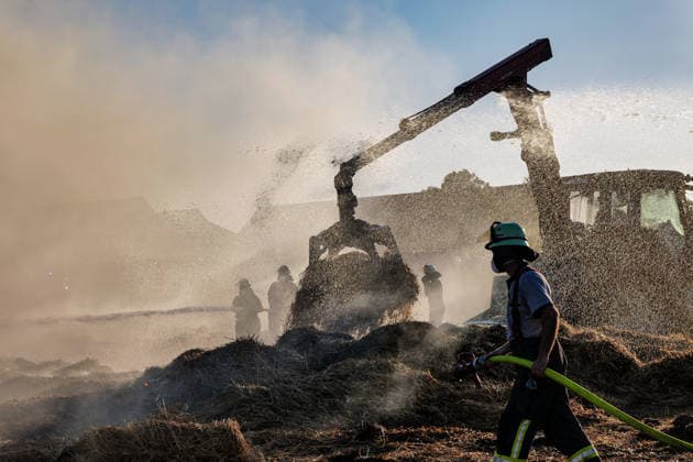 Landwirtschaftliche Halle in Vollbrand Person schwer brandverletzt Rettungshubschrauber im Einsatz THW muss Wände abtragen Am 14.08.2026 brennt eine landwirtschaftliche Halle in Michelstadt Würzberg in Vollbrand, in der Strohballen, ein Hänger und ein Traktor gelagert waren. Die Feuerwehr ist mit einem Großeinsatz vor Ort, eine Person wurde schwer brandverletzt und mit dem Rettungshubschrauber abtransportiert. Die einsturzgefährdete Halle wird vom THW teilweise abgetragen, um an die brennenden Strohballen zu gelangen. Die Löscharbeiten dauern bei großer Hitze an und sollen voraussichtlich die ganze Nacht andauern. Die Integrierte Leitstelle Odenwaldkreis warnte die Bevölkerung über die App Katwarn vor dem Großbrand. Mi