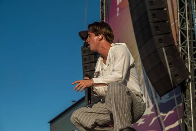 Die Indie Pop Band giant rooks (Gesang, Gitarre, Percussion Frederik Rabe Gitarre Finn Schwieters Schlagzeug Finn Thomas Synthesizer, Piano Jonathan Wischniowski E-Bass Luca Göttner) auf dem Highfield 2026. Highfield 2026 tag 1 - Giant Rooks *** The indie pop band Giant Rooks: Vocals, guitar, percussion: Frederik Rabe; guitar: Finn Schwieters; drums: Finn Thomas; synthesizer, piano: Jonathan Wischniowski; electric bass: Luca Göttner at Highfield 2026. Highfield 2026, Day 1: Giant Rooks