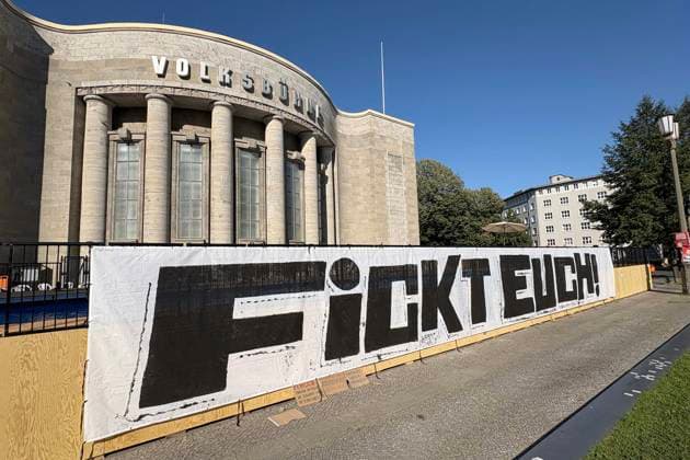 14.08.2026, Volksbühne Berlin hat ein temporäres kostenloses Schwimmbad auf dem Rosa-Luxemburg-Platz aufgestellt, Volksbad, mit Transparent Fickt Euch ! Fuck You! nachdem es Proteste gegen eine geschlossene Veranstaltung für schwarze Menschen gegebn hat, Berlin Deutschland, Germany *** August 14, 2026: The Volksbühne Berlin set up a temporary, free swimming pool on Rosa Luxemburg Platz—the Volksbad —featuring a banner reading Fickt Euch, Fuck You following protests against a private event for Black people, Berlin, Germany