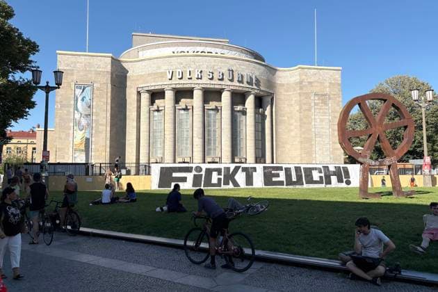 14.08.2026, Volksbühne Berlin hat ein temporäres kostenloses Schwimmbad auf dem Rosa-Luxemburg-Platz aufgestellt, Volksbad, mit Transparent Fickt Euch ! Fuck You! nachdem es Proteste gegen eine geschlossene Veranstaltung für schwarze Menschen gegebn hat, Berlin Deutschland, Germany *** August 14, 2026: The Volksbühne Berlin set up a temporary, free swimming pool on Rosa Luxemburg Platz—the Volksbad —featuring a banner reading Fickt Euch, Fuck You following protests against a private event for Black people, Berlin, Germany