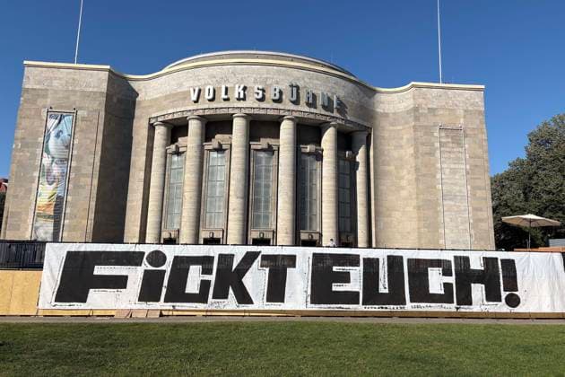 14.08.2026, Volksbühne Berlin hat ein temporäres kostenloses Schwimmbad auf dem Rosa-Luxemburg-Platz aufgestellt, Volksbad, mit Transparent Fickt Euch ! Fuck You! nachdem es Proteste gegen eine geschlossene Veranstaltung für schwarze Menschen gegebn hat, Berlin Deutschland, Germany *** August 14, 2026: The Volksbühne Berlin set up a temporary, free swimming pool on Rosa Luxemburg Platz—the Volksbad —featuring a banner reading Fickt Euch, Fuck You following protests against a private event for Black people, Berlin, Germany