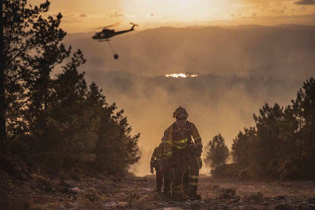 An active wildfire has burned 20 hectares in Lousame, A Coruna. Several firefighters are working to extinguish the blaze as of August 14, 2026, in Lousame, A Coruna, Galicia, Spain. The Regional Ministry of Rural Affairs has reported an active wildfire that has already burned approximately 20 hectares in the municipality of Lousame in A Coruna. Specifically, according to the regional government, the fire broke out around 5:30 p.m. in the parish of Lesende and, according to preliminary estimates, it has affected approximately 20 hectares. To extinguish the fire, two technicians, nine firefighters, 13 firefighting crews, eight motorized water pumps, three excavators, nine helicopters, and four airplanes—including resources from the BRIF in L  Copyright: xAgostimex 7714666