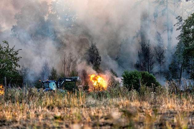 Waldbrand bei Sonsbeck Labbeck ** NUR FÜR REDAKTIONELLE ZWECKE ** EDITORIAL USE ONLY **<p>Eine Waldfläche brennt am 14.8.2026 Neben der Marienbaumer Straße in Lübeck. Die Feuerwehr ist mit vielen Kräften am Löschen Foto : Arnulf Stoffel Funke Foto Services < p> Buntes Deutschland NRW Sonsbeck Copyright: ArnulfxStoffel *** Forest Fire Near Sonsbeck Labbeck ** FOR EDITORIAL USE ONLY ** EDITORIAL USE ONLY ** p A forest area is on fire on August 14, 2026, next to Marienbaumer Straße in Lübeck. The fire department is on the scene with a large number of personnel to extinguish the blaze. Photo by Arnulf Stoffel, Funke Foto Services p Colorful Germany, North Rhine-Westphalia, Sonsbeck. Copyright ArnulfxStoffel Copyright: ArnulfxStoffel doc875rzhyi26gfsby2imm ,EDITORIAL USE ONLY