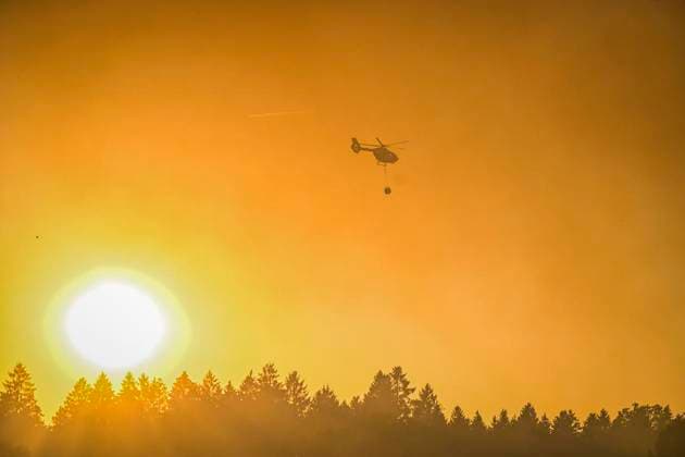 Waldbrände im Kreis Düren in der Eifel Hürtgenwald ** NUR FÜR REDAKTIONELLE ZWECKE ** EDITORIAL USE ONLY **<p>Es brennt weiter, auch am Abend, im Wald vor dem Dorf Großhau. Bagger graben Brandschneisen, die Feuerwehr und Hubschrauber sind im Einsatz am Freitag, dem 14 08 2026. Rauchschwaden verdunkeln den Himmel, die Sonne glüht knallrot. Waldbrände im Kreis Düren in der Eifel Hürtgenwald Deutschland NRW Essen Copyright: KerstinxKokoska *** Forest Fires in the Düren District in the Eifel Region, Hürtgenwald ** FOR EDITORIAL USE ONLY ** EDITORIAL USE ONLY ** p The fire continues to burn, even in the evening, in the forest outside the village of Großhau. Excavators are digging firebreaks; firefighters and helicopters are on Copyright: KerstinxKokoska doc875s167yfbt13qvi3ov2 ,EDITORIAL USE ONLY