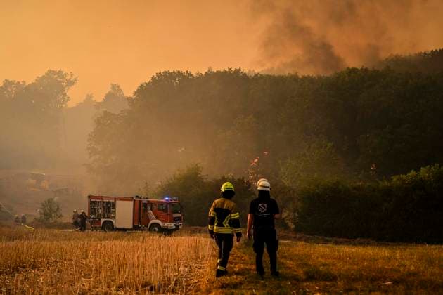 Waldbrände im Kreis Düren in der Eifel Hürtgenwald ** NUR FÜR REDAKTIONELLE ZWECKE ** EDITORIAL USE ONLY **<p>Es brennt weiter, auch am Abend, im Wald vor dem Dorf Großhau. Bagger graben Brandschneisen, die Feuerwehr und Hubschrauber sind im Einsatz am Freitag, dem 14 08 2026. Rauchschwaden verdunkeln den Himmel, die Sonne glüht knallrot. Waldbrände im Kreis Düren in der Eifel Hürtgenwald Deutschland NRW Essen Copyright: KerstinxKokoska *** Forest Fires in the Düren District in the Eifel Region, Hürtgenwald ** FOR EDITORIAL USE ONLY ** EDITORIAL USE ONLY ** p The fire continues to burn, even in the evening, in the forest outside the village of Großhau. Excavators are digging firebreaks; firefighters and helicopters are on Copyright: KerstinxKokoska doc875s16hg5tj7dkrifq2 ,EDITORIAL USE ONLY