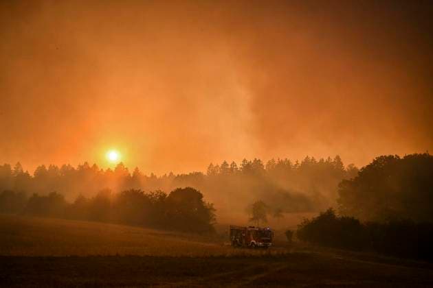 Waldbrände im Kreis Düren in der Eifel Hürtgenwald ** NUR FÜR REDAKTIONELLE ZWECKE ** EDITORIAL USE ONLY **<p>Es brennt weiter, auch am Abend, im Wald vor dem Dorf Großhau. Bagger graben Brandschneisen, die Feuerwehr und Hubschrauber sind im Einsatz am Freitag, dem 14 08 2026. Rauchschwaden verdunkeln den Himmel, die Sonne glüht knallrot. Waldbrände im Kreis Düren in der Eifel Hürtgenwald Deutschland NRW Essen Copyright: KerstinxKokoska *** Forest Fires in the Düren District in the Eifel Region, Hürtgenwald ** FOR EDITORIAL USE ONLY ** EDITORIAL USE ONLY ** p The fire continues to burn, even in the evening, in the forest outside the village of Großhau. Excavators are digging firebreaks; firefighters and helicopters are on Copyright: KerstinxKokoska doc875s16w17p31akm9rioy ,EDITORIAL USE ONLY
