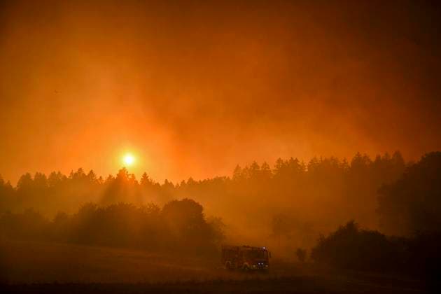 Waldbrände im Kreis Düren in der Eifel Hürtgenwald ** NUR FÜR REDAKTIONELLE ZWECKE ** EDITORIAL USE ONLY **<p>Es brennt weiter, auch am Abend, im Wald vor dem Dorf Großhau. Bagger graben Brandschneisen, die Feuerwehr und Hubschrauber sind im Einsatz am Freitag, dem 14 08 2026. Rauchschwaden verdunkeln den Himmel, die Sonne glüht knallrot. Waldbrände im Kreis Düren in der Eifel Hürtgenwald Deutschland NRW Essen Copyright: KerstinxKokoska *** Forest Fires in the Düren District in the Eifel Region, Hürtgenwald ** FOR EDITORIAL USE ONLY ** EDITORIAL USE ONLY ** p The fire continues to burn, even in the evening, in the forest outside the village of Großhau. Excavators are digging firebreaks; firefighters and helicopters are on Copyright: KerstinxKokoska doc875s178zgr71er6lsl96 ,EDITORIAL USE ONLY