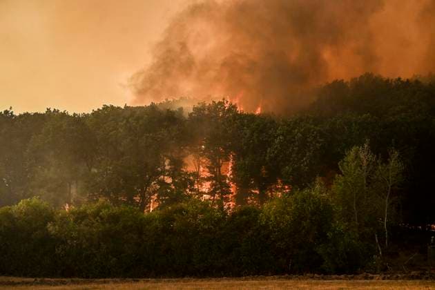 Waldbrände im Kreis Düren in der Eifel Hürtgenwald ** NUR FÜR REDAKTIONELLE ZWECKE ** EDITORIAL USE ONLY **<p>Es brennt weiter, auch am Abend, im Wald vor dem Dorf Großhau. Bagger graben Brandschneisen, die Feuerwehr und Hubschrauber sind im Einsatz am Freitag, dem 14 08 2026. Rauchschwaden verdunkeln den Himmel, die Sonne glüht knallrot. Waldbrände im Kreis Düren in der Eifel Hürtgenwald Deutschland NRW Essen Copyright: KerstinxKokoska *** Forest Fires in the Düren District in the Eifel Region, Hürtgenwald ** FOR EDITORIAL USE ONLY ** EDITORIAL USE ONLY ** p The fire continues to burn, even in the evening, in the forest outside the village of Großhau. Excavators are digging firebreaks; firefighters and helicopters are on Copyright: KerstinxKokoska doc875s17ifqnbyj61qoke ,EDITORIAL USE ONLY