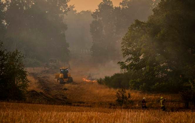 Waldbrände im Kreis Düren in der Eifel Hürtgenwald ** NUR FÜR REDAKTIONELLE ZWECKE ** EDITORIAL USE ONLY **<p>Es brennt weiter, auch am Abend, im Wald vor dem Dorf Großhau. Bagger graben Brandschneisen, die Feuerwehr und Hubschrauber sind im Einsatz am Freitag, dem 14 08 2026. Rauchschwaden verdunkeln den Himmel, die Sonne glüht knallrot. Waldbrände im Kreis Düren in der Eifel Hürtgenwald Deutschland NRW Essen Copyright: KerstinxKokoska *** Forest Fires in the Düren District in the Eifel Region, Hürtgenwald ** FOR EDITORIAL USE ONLY ** EDITORIAL USE ONLY ** p The fire continues to burn, even in the evening, in the forest outside the village of Großhau. Excavators are digging firebreaks; firefighters and helicopters are on Copyright: KerstinxKokoska doc875s23ew77doeueqip0 ,EDITORIAL USE ONLY