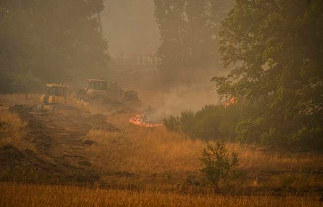 Waldbrände im Kreis Düren in der Eifel Hürtgenwald ** NUR FÜR REDAKTIONELLE ZWECKE ** EDITORIAL USE ONLY **<p>Es brennt weiter, auch am Abend, im Wald vor dem Dorf Großhau. Bagger graben Brandschneisen, die Feuerwehr und Hubschrauber sind im Einsatz am Freitag, dem 14 08 2026. Rauchschwaden verdunkeln den Himmel, die Sonne glüht knallrot. Waldbrände im Kreis Düren in der Eifel Hürtgenwald Deutschland NRW Essen Copyright: KerstinxKokoska *** Forest Fires in the Düren District in the Eifel Region, Hürtgenwald ** FOR EDITORIAL USE ONLY ** EDITORIAL USE ONLY ** p The fire continues to burn, even in the evening, in the forest outside the village of Großhau. Excavators are digging firebreaks; firefighters and helicopters are on Copyright: KerstinxKokoska doc875s23j64ebdrcakfq2 ,EDITORIAL USE ONLY