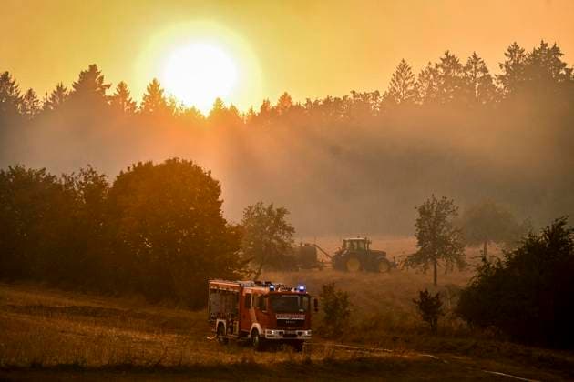Waldbrände im Kreis Düren in der Eifel Hürtgenwald ** NUR FÜR REDAKTIONELLE ZWECKE ** EDITORIAL USE ONLY **<p>Es brennt weiter, auch am Abend, im Wald vor dem Dorf Großhau. Bagger graben Brandschneisen, die Feuerwehr und Hubschrauber sind im Einsatz am Freitag, dem 14 08 2026. Rauchschwaden verdunkeln den Himmel, die Sonne glüht knallrot. Waldbrände im Kreis Düren in der Eifel Hürtgenwald Deutschland NRW Essen Copyright: KerstinxKokoska *** Forest Fires in the Düren District in the Eifel Region, Hürtgenwald ** FOR EDITORIAL USE ONLY ** EDITORIAL USE ONLY ** p The fire continues to burn, even in the evening, in the forest outside the village of Großhau. Excavators are digging firebreaks; firefighters and helicopters are on Copyright: KerstinxKokoska doc875s245th4kw9txloy8 ,EDITORIAL USE ONLY