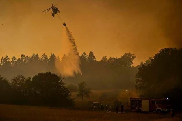 Waldbrände im Kreis Düren in der Eifel Hürtgenwald ** NUR FÜR REDAKTIONELLE ZWECKE ** EDITORIAL USE ONLY **<p>Es brennt weiter, auch am Abend, im Wald vor dem Dorf Großhau. Bagger graben Brandschneisen, die Feuerwehr und Hubschrauber sind im Einsatz am Freitag, dem 14 08 2026. Rauchschwaden verdunkeln den Himmel, die Sonne glüht knallrot. Waldbrände im Kreis Düren in der Eifel Hürtgenwald Deutschland NRW Essen Copyright: KerstinxKokoska *** Forest Fires in the Düren District in the Eifel Region, Hürtgenwald ** FOR EDITORIAL USE ONLY ** EDITORIAL USE ONLY ** p The fire continues to burn, even in the evening, in the forest outside the village of Großhau. Excavators are digging firebreaks, and firefighters and helicopters ar Copyright: KerstinxKokoska doc875s162q9xx1mrjwsioy ,EDITORIAL USE ONLY