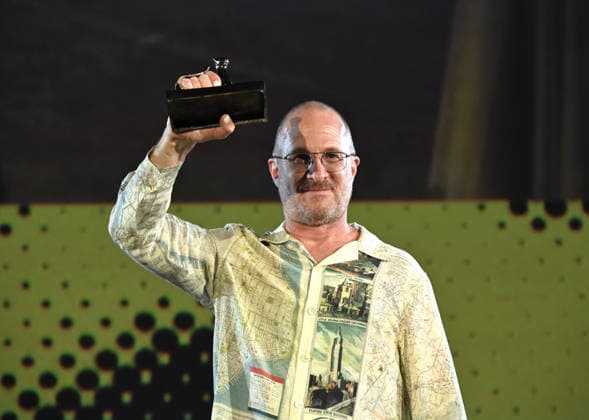 IPA87482508 - Locarno, Switzerland Locarno Film Festival 2026 Darren Aronofsky, Pardo d onore recipient, in Piazza Grande In the photo: Darren Aronofsky, Pardo d onore recipient  Copyright: xNickxZonnaxxcopyrightx x xNickxZonnax 87482508