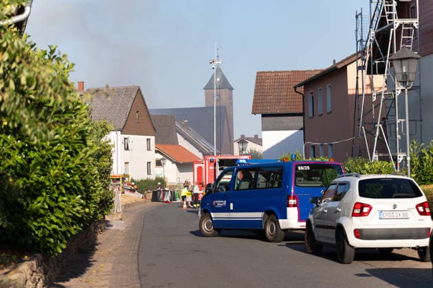 Vollbrand einer Lagerhalle 59-Jähriger bei Löschversuchen schwer verletzt Rettungshubschrauber im Einsatz Am 14.08.2026 brannte eine landwirtschaftliche Lagerhalle in der Hauptstraße im Michelstädter Ortsteil Würzberg im Odenwaldkreis vollständig aus. Feuerwehren aus dem gesamten Kreis waren mit rund 200 Einsatzkräften im Einsatz, um den Brand zu bekämpfen und ein Übergreifen auf umliegende Gebäude zu verhindern. Ein 59-jähriger Mann wurde nach Angaben der Polizei bei Löschversuchen schwer verletzt und mit dem Rettungshubschrauber in ein Krankenhaus gebracht. Michelstadt Würzberg Hessen Deutschland *** Warehouse Completely Destroyed by Fire; 59-Year-Old Man Seriously Injured While Trying to Extinguish the Blaze; Rescue