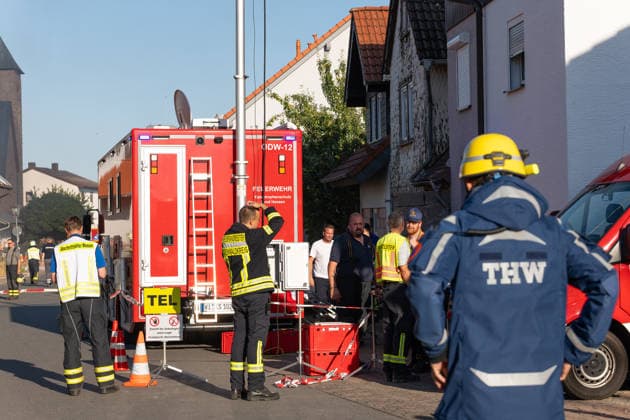 Vollbrand einer Lagerhalle 59-Jähriger bei Löschversuchen schwer verletzt Rettungshubschrauber im Einsatz Am 14.08.2026 brannte eine landwirtschaftliche Lagerhalle in der Hauptstraße im Michelstädter Ortsteil Würzberg im Odenwaldkreis vollständig aus. Feuerwehren aus dem gesamten Kreis waren mit rund 200 Einsatzkräften im Einsatz, um den Brand zu bekämpfen und ein Übergreifen auf umliegende Gebäude zu verhindern. Ein 59-jähriger Mann wurde nach Angaben der Polizei bei Löschversuchen schwer verletzt und mit dem Rettungshubschrauber in ein Krankenhaus gebracht. Michelstadt Würzberg Hessen Deutschland *** Warehouse Completely Destroyed by Fire; 59-Year-Old Man Seriously Injured While Trying to Extinguish the Blaze; Rescue