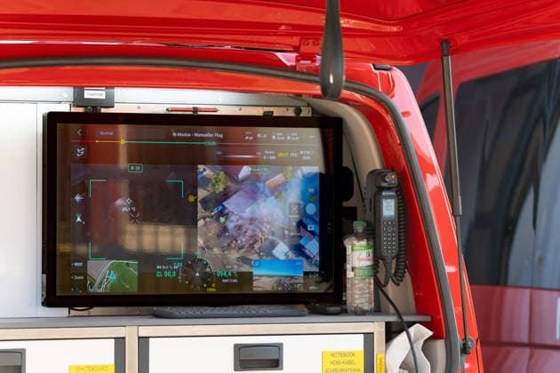 Vollbrand einer Lagerhalle 59-Jähriger bei Löschversuchen schwer verletzt Rettungshubschrauber im Einsatz Am 14.08.2026 brannte eine landwirtschaftliche Lagerhalle in der Hauptstraße im Michelstädter Ortsteil Würzberg im Odenwaldkreis vollständig aus. Feuerwehren aus dem gesamten Kreis waren mit rund 200 Einsatzkräften im Einsatz, um den Brand zu bekämpfen und ein Übergreifen auf umliegende Gebäude zu verhindern. Ein 59-jähriger Mann wurde nach Angaben der Polizei bei Löschversuchen schwer verletzt und mit dem Rettungshubschrauber in ein Krankenhaus gebracht. Michelstadt Würzberg Hessen Deutschland *** Warehouse Completely Destroyed by Fire; 59-Year-Old Man Seriously Injured While Trying to Extinguish the Blaze; Rescue