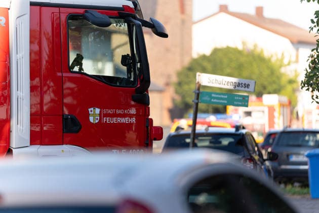 Vollbrand einer Lagerhalle 59-Jähriger bei Löschversuchen schwer verletzt Rettungshubschrauber im Einsatz Am 14.08.2026 brannte eine landwirtschaftliche Lagerhalle in der Hauptstraße im Michelstädter Ortsteil Würzberg im Odenwaldkreis vollständig aus. Feuerwehren aus dem gesamten Kreis waren mit rund 200 Einsatzkräften im Einsatz, um den Brand zu bekämpfen und ein Übergreifen auf umliegende Gebäude zu verhindern. Ein 59-jähriger Mann wurde nach Angaben der Polizei bei Löschversuchen schwer verletzt und mit dem Rettungshubschrauber in ein Krankenhaus gebracht. Michelstadt Würzberg Hessen Deutschland *** Warehouse Completely Destroyed by Fire; 59-Year-Old Man Seriously Injured While Trying to Extinguish the Blaze; Rescue