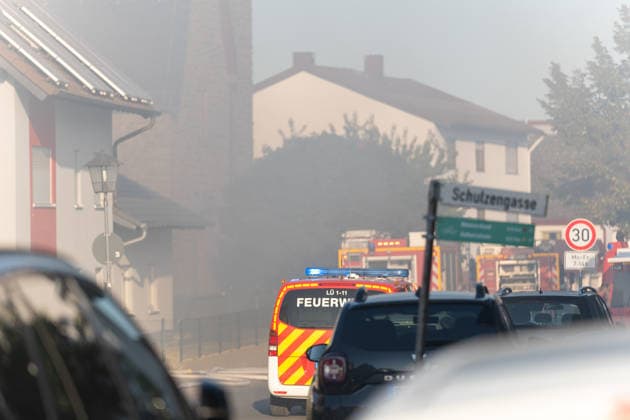 Vollbrand einer Lagerhalle 59-Jähriger bei Löschversuchen schwer verletzt Rettungshubschrauber im Einsatz Am 14.08.2026 brannte eine landwirtschaftliche Lagerhalle in der Hauptstraße im Michelstädter Ortsteil Würzberg im Odenwaldkreis vollständig aus. Feuerwehren aus dem gesamten Kreis waren mit rund 200 Einsatzkräften im Einsatz, um den Brand zu bekämpfen und ein Übergreifen auf umliegende Gebäude zu verhindern. Ein 59-jähriger Mann wurde nach Angaben der Polizei bei Löschversuchen schwer verletzt und mit dem Rettungshubschrauber in ein Krankenhaus gebracht. Michelstadt Würzberg Hessen Deutschland *** Warehouse Completely Destroyed by Fire; 59-Year-Old Man Seriously Injured While Trying to Extinguish the Blaze; Rescue