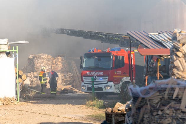 Vollbrand einer Lagerhalle 59-Jähriger bei Löschversuchen schwer verletzt Rettungshubschrauber im Einsatz Am 14.08.2026 brannte eine landwirtschaftliche Lagerhalle in der Hauptstraße im Michelstädter Ortsteil Würzberg im Odenwaldkreis vollständig aus. Feuerwehren aus dem gesamten Kreis waren mit rund 200 Einsatzkräften im Einsatz, um den Brand zu bekämpfen und ein Übergreifen auf umliegende Gebäude zu verhindern. Ein 59-jähriger Mann wurde nach Angaben der Polizei bei Löschversuchen schwer verletzt und mit dem Rettungshubschrauber in ein Krankenhaus gebracht. Michelstadt Würzberg Hessen Deutschland *** Warehouse Completely Destroyed by Fire; 59-Year-Old Man Seriously Injured While Trying to Extinguish the Blaze; Rescue