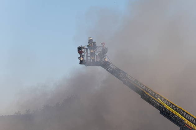 Vollbrand einer Lagerhalle 59-Jähriger bei Löschversuchen schwer verletzt Rettungshubschrauber im Einsatz Am 14.08.2026 brannte eine landwirtschaftliche Lagerhalle in der Hauptstraße im Michelstädter Ortsteil Würzberg im Odenwaldkreis vollständig aus. Feuerwehren aus dem gesamten Kreis waren mit rund 200 Einsatzkräften im Einsatz, um den Brand zu bekämpfen und ein Übergreifen auf umliegende Gebäude zu verhindern. Ein 59-jähriger Mann wurde nach Angaben der Polizei bei Löschversuchen schwer verletzt und mit dem Rettungshubschrauber in ein Krankenhaus gebracht. Michelstadt Würzberg Hessen Deutschland *** Warehouse Completely Destroyed by Fire; 59-Year-Old Man Seriously Injured While Trying to Extinguish the Blaze; Rescue