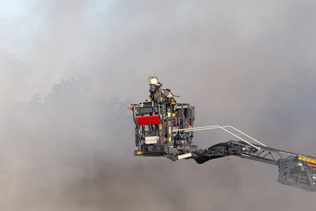 Vollbrand einer Lagerhalle 59-Jähriger bei Löschversuchen schwer verletzt Rettungshubschrauber im Einsatz Am 14.08.2026 brannte eine landwirtschaftliche Lagerhalle in der Hauptstraße im Michelstädter Ortsteil Würzberg im Odenwaldkreis vollständig aus. Feuerwehren aus dem gesamten Kreis waren mit rund 200 Einsatzkräften im Einsatz, um den Brand zu bekämpfen und ein Übergreifen auf umliegende Gebäude zu verhindern. Ein 59-jähriger Mann wurde nach Angaben der Polizei bei Löschversuchen schwer verletzt und mit dem Rettungshubschrauber in ein Krankenhaus gebracht. Michelstadt Würzberg Hessen Deutschland *** Warehouse Completely Destroyed by Fire; 59-Year-Old Man Seriously Injured While Trying to Extinguish the Blaze; Rescue