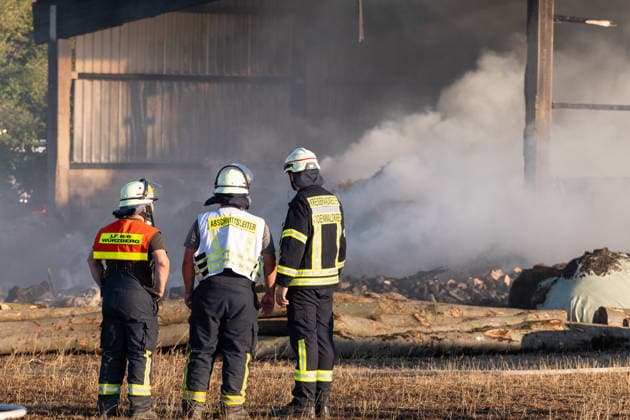 Vollbrand einer Lagerhalle 59-Jähriger bei Löschversuchen schwer verletzt Rettungshubschrauber im Einsatz Am 14.08.2026 brannte eine landwirtschaftliche Lagerhalle in der Hauptstraße im Michelstädter Ortsteil Würzberg im Odenwaldkreis vollständig aus. Feuerwehren aus dem gesamten Kreis waren mit rund 200 Einsatzkräften im Einsatz, um den Brand zu bekämpfen und ein Übergreifen auf umliegende Gebäude zu verhindern. Ein 59-jähriger Mann wurde nach Angaben der Polizei bei Löschversuchen schwer verletzt und mit dem Rettungshubschrauber in ein Krankenhaus gebracht. Michelstadt Würzberg Hessen Deutschland *** Warehouse Completely Destroyed by Fire; 59-Year-Old Man Seriously Injured While Trying to Extinguish the Blaze; Rescue