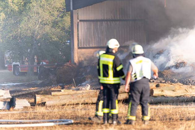 Vollbrand einer Lagerhalle 59-Jähriger bei Löschversuchen schwer verletzt Rettungshubschrauber im Einsatz Am 14.08.2026 brannte eine landwirtschaftliche Lagerhalle in der Hauptstraße im Michelstädter Ortsteil Würzberg im Odenwaldkreis vollständig aus. Feuerwehren aus dem gesamten Kreis waren mit rund 200 Einsatzkräften im Einsatz, um den Brand zu bekämpfen und ein Übergreifen auf umliegende Gebäude zu verhindern. Ein 59-jähriger Mann wurde nach Angaben der Polizei bei Löschversuchen schwer verletzt und mit dem Rettungshubschrauber in ein Krankenhaus gebracht. Michelstadt Würzberg Hessen Deutschland *** Warehouse Completely Destroyed by Fire; 59-Year-Old Man Seriously Injured While Trying to Extinguish the Blaze; Rescue