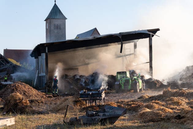 Vollbrand einer Lagerhalle 59-Jähriger bei Löschversuchen schwer verletzt Rettungshubschrauber im Einsatz Am 14.08.2026 brannte eine landwirtschaftliche Lagerhalle in der Hauptstraße im Michelstädter Ortsteil Würzberg im Odenwaldkreis vollständig aus. Feuerwehren aus dem gesamten Kreis waren mit rund 200 Einsatzkräften im Einsatz, um den Brand zu bekämpfen und ein Übergreifen auf umliegende Gebäude zu verhindern. Ein 59-jähriger Mann wurde nach Angaben der Polizei bei Löschversuchen schwer verletzt und mit dem Rettungshubschrauber in ein Krankenhaus gebracht. Michelstadt Würzberg Hessen Deutschland *** Warehouse Completely Destroyed by Fire; 59-Year-Old Man Seriously Injured While Trying to Extinguish the Blaze; Rescue
