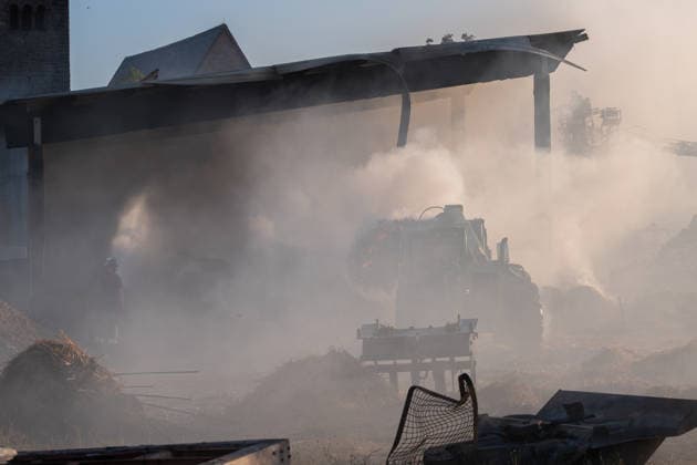 Vollbrand einer Lagerhalle 59-Jähriger bei Löschversuchen schwer verletzt Rettungshubschrauber im Einsatz Am 14.08.2026 brannte eine landwirtschaftliche Lagerhalle in der Hauptstraße im Michelstädter Ortsteil Würzberg im Odenwaldkreis vollständig aus. Feuerwehren aus dem gesamten Kreis waren mit rund 200 Einsatzkräften im Einsatz, um den Brand zu bekämpfen und ein Übergreifen auf umliegende Gebäude zu verhindern. Ein 59-jähriger Mann wurde nach Angaben der Polizei bei Löschversuchen schwer verletzt und mit dem Rettungshubschrauber in ein Krankenhaus gebracht. Michelstadt Würzberg Hessen Deutschland *** Warehouse Completely Destroyed by Fire; 59-Year-Old Man Seriously Injured While Trying to Extinguish the Blaze; Rescue