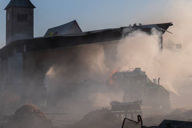 Vollbrand einer Lagerhalle 59-Jähriger bei Löschversuchen schwer verletzt Rettungshubschrauber im Einsatz Am 14.08.2026 brannte eine landwirtschaftliche Lagerhalle in der Hauptstraße im Michelstädter Ortsteil Würzberg im Odenwaldkreis vollständig aus. Feuerwehren aus dem gesamten Kreis waren mit rund 200 Einsatzkräften im Einsatz, um den Brand zu bekämpfen und ein Übergreifen auf umliegende Gebäude zu verhindern. Ein 59-jähriger Mann wurde nach Angaben der Polizei bei Löschversuchen schwer verletzt und mit dem Rettungshubschrauber in ein Krankenhaus gebracht. Michelstadt Würzberg Hessen Deutschland *** Warehouse Completely Destroyed by Fire; 59-Year-Old Man Seriously Injured While Trying to Extinguish the Blaze; Rescue