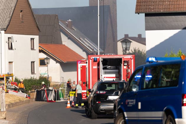 Vollbrand einer Lagerhalle 59-Jähriger bei Löschversuchen schwer verletzt Rettungshubschrauber im Einsatz Am 14.08.2026 brannte eine landwirtschaftliche Lagerhalle in der Hauptstraße im Michelstädter Ortsteil Würzberg im Odenwaldkreis vollständig aus. Feuerwehren aus dem gesamten Kreis waren mit rund 200 Einsatzkräften im Einsatz, um den Brand zu bekämpfen und ein Übergreifen auf umliegende Gebäude zu verhindern. Ein 59-jähriger Mann wurde nach Angaben der Polizei bei Löschversuchen schwer verletzt und mit dem Rettungshubschrauber in ein Krankenhaus gebracht. Michelstadt Würzberg Hessen Deutschland *** Warehouse Completely Destroyed by Fire; 59-Year-Old Man Seriously Injured While Trying to Extinguish the Blaze; Rescue