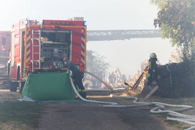 Vollbrand einer Lagerhalle 59-Jähriger bei Löschversuchen schwer verletzt Rettungshubschrauber im Einsatz Am 14.08.2026 brannte eine landwirtschaftliche Lagerhalle in der Hauptstraße im Michelstädter Ortsteil Würzberg im Odenwaldkreis vollständig aus. Feuerwehren aus dem gesamten Kreis waren mit rund 200 Einsatzkräften im Einsatz, um den Brand zu bekämpfen und ein Übergreifen auf umliegende Gebäude zu verhindern. Ein 59-jähriger Mann wurde nach Angaben der Polizei bei Löschversuchen schwer verletzt und mit dem Rettungshubschrauber in ein Krankenhaus gebracht. Michelstadt Würzberg Hessen Deutschland *** Warehouse Completely Destroyed by Fire; 59-Year-Old Man Seriously Injured While Trying to Extinguish the Blaze; Rescue