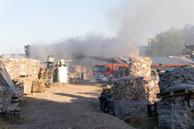 Vollbrand einer Lagerhalle 59-Jähriger bei Löschversuchen schwer verletzt Rettungshubschrauber im Einsatz Am 14.08.2026 brannte eine landwirtschaftliche Lagerhalle in der Hauptstraße im Michelstädter Ortsteil Würzberg im Odenwaldkreis vollständig aus. Feuerwehren aus dem gesamten Kreis waren mit rund 200 Einsatzkräften im Einsatz, um den Brand zu bekämpfen und ein Übergreifen auf umliegende Gebäude zu verhindern. Ein 59-jähriger Mann wurde nach Angaben der Polizei bei Löschversuchen schwer verletzt und mit dem Rettungshubschrauber in ein Krankenhaus gebracht. Michelstadt Würzberg Hessen Deutschland *** Warehouse Completely Destroyed by Fire; 59-Year-Old Man Seriously Injured While Trying to Extinguish the Blaze; Rescue