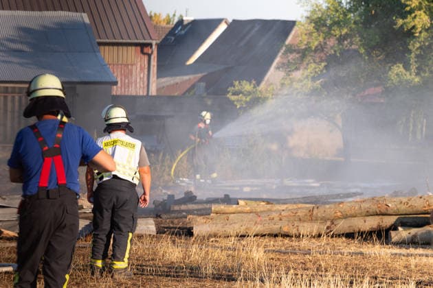 Vollbrand einer Lagerhalle 59-Jähriger bei Löschversuchen schwer verletzt Rettungshubschrauber im Einsatz Am 14.08.2026 brannte eine landwirtschaftliche Lagerhalle in der Hauptstraße im Michelstädter Ortsteil Würzberg im Odenwaldkreis vollständig aus. Feuerwehren aus dem gesamten Kreis waren mit rund 200 Einsatzkräften im Einsatz, um den Brand zu bekämpfen und ein Übergreifen auf umliegende Gebäude zu verhindern. Ein 59-jähriger Mann wurde nach Angaben der Polizei bei Löschversuchen schwer verletzt und mit dem Rettungshubschrauber in ein Krankenhaus gebracht. Michelstadt Würzberg Hessen Deutschland *** Warehouse Completely Destroyed by Fire; 59-Year-Old Man Seriously Injured While Trying to Extinguish the Blaze; Rescue