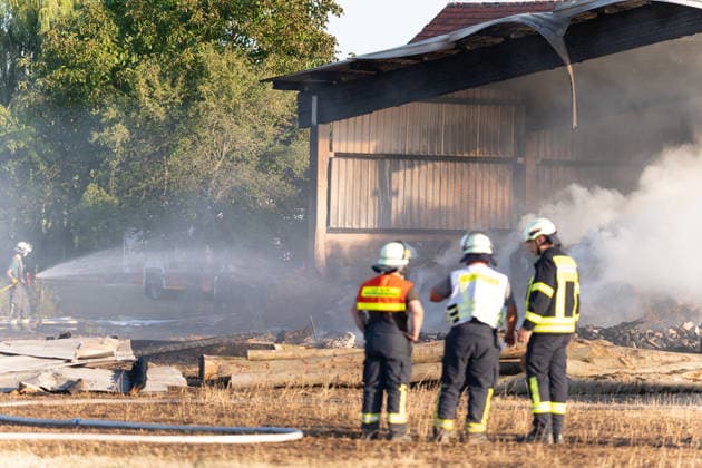 Vollbrand einer Lagerhalle 59-Jähriger bei Löschversuchen schwer verletzt Rettungshubschrauber im Einsatz Am 14.08.2026 brannte eine landwirtschaftliche Lagerhalle in der Hauptstraße im Michelstädter Ortsteil Würzberg im Odenwaldkreis vollständig aus. Feuerwehren aus dem gesamten Kreis waren mit rund 200 Einsatzkräften im Einsatz, um den Brand zu bekämpfen und ein Übergreifen auf umliegende Gebäude zu verhindern. Ein 59-jähriger Mann wurde nach Angaben der Polizei bei Löschversuchen schwer verletzt und mit dem Rettungshubschrauber in ein Krankenhaus gebracht. Michelstadt Würzberg Hessen Deutschland *** Warehouse Completely Destroyed by Fire; 59-Year-Old Man Seriously Injured While Trying to Extinguish the Blaze; Rescue