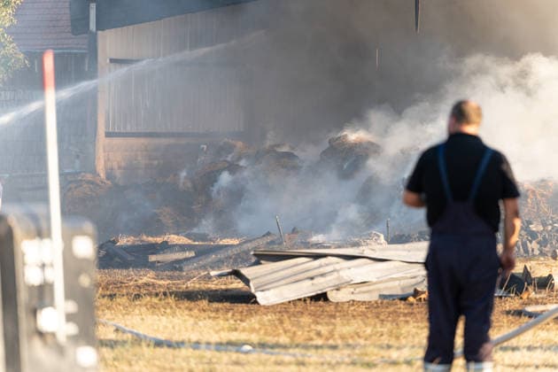 Vollbrand einer Lagerhalle 59-Jähriger bei Löschversuchen schwer verletzt Rettungshubschrauber im Einsatz Am 14.08.2026 brannte eine landwirtschaftliche Lagerhalle in der Hauptstraße im Michelstädter Ortsteil Würzberg im Odenwaldkreis vollständig aus. Feuerwehren aus dem gesamten Kreis waren mit rund 200 Einsatzkräften im Einsatz, um den Brand zu bekämpfen und ein Übergreifen auf umliegende Gebäude zu verhindern. Ein 59-jähriger Mann wurde nach Angaben der Polizei bei Löschversuchen schwer verletzt und mit dem Rettungshubschrauber in ein Krankenhaus gebracht. Michelstadt Würzberg Hessen Deutschland *** Warehouse Completely Destroyed by Fire; 59-Year-Old Man Seriously Injured While Trying to Extinguish the Blaze; Rescue