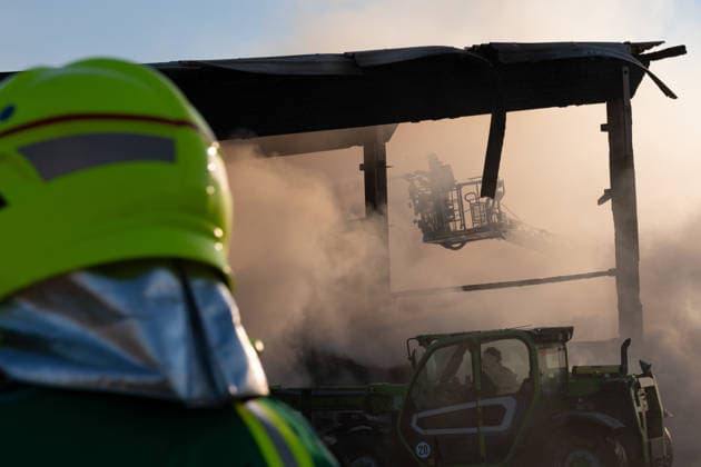 Vollbrand einer Lagerhalle 59-Jähriger bei Löschversuchen schwer verletzt Rettungshubschrauber im Einsatz Am 14.08.2026 brannte eine landwirtschaftliche Lagerhalle in der Hauptstraße im Michelstädter Ortsteil Würzberg im Odenwaldkreis vollständig aus. Feuerwehren aus dem gesamten Kreis waren mit rund 200 Einsatzkräften im Einsatz, um den Brand zu bekämpfen und ein Übergreifen auf umliegende Gebäude zu verhindern. Ein 59-jähriger Mann wurde nach Angaben der Polizei bei Löschversuchen schwer verletzt und mit dem Rettungshubschrauber in ein Krankenhaus gebracht. Michelstadt Würzberg Hessen Deutschland *** Warehouse Completely Destroyed by Fire; 59-Year-Old Man Seriously Injured While Trying to Extinguish the Blaze; Rescue